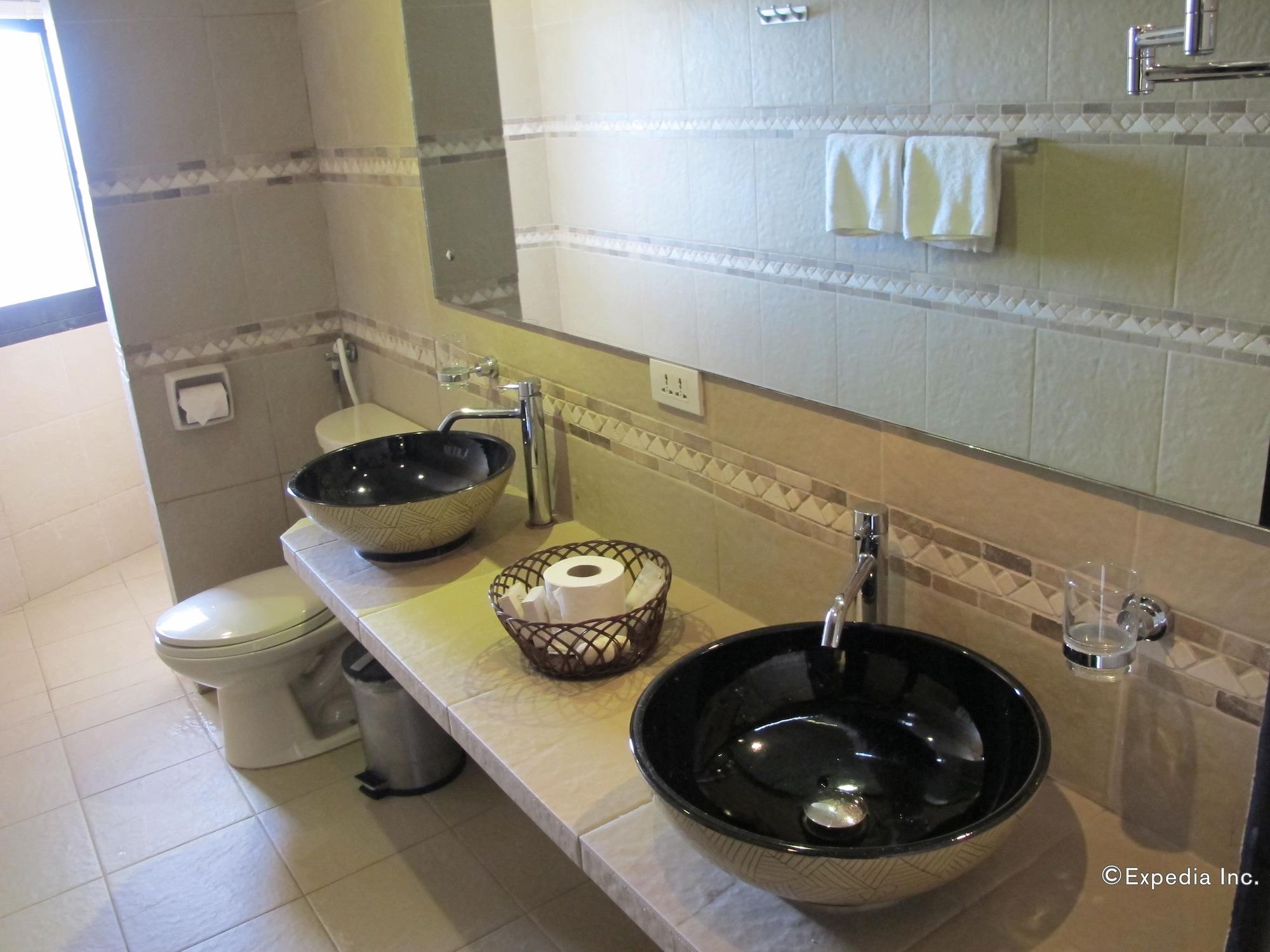 Utopia Resort & Spa Puerto Galera Extérieur photo